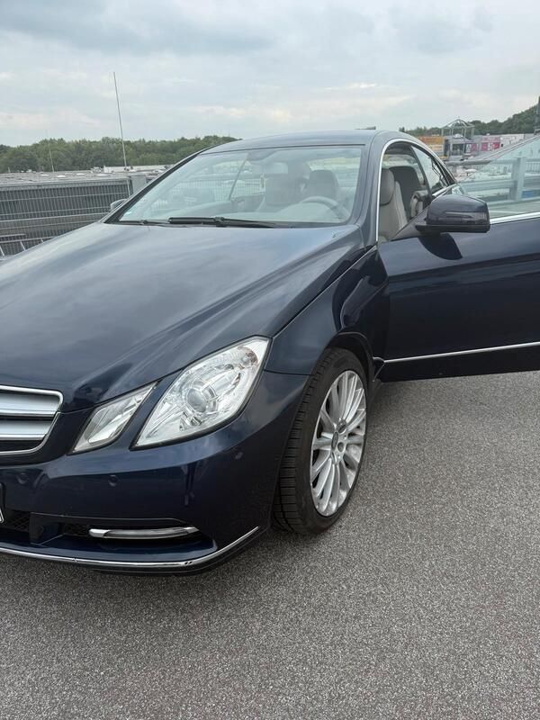 Blau Gebraucht 2011 Mercedes E200 Coupé | 9.500 € (Fairer Preis) - Bild 1/4