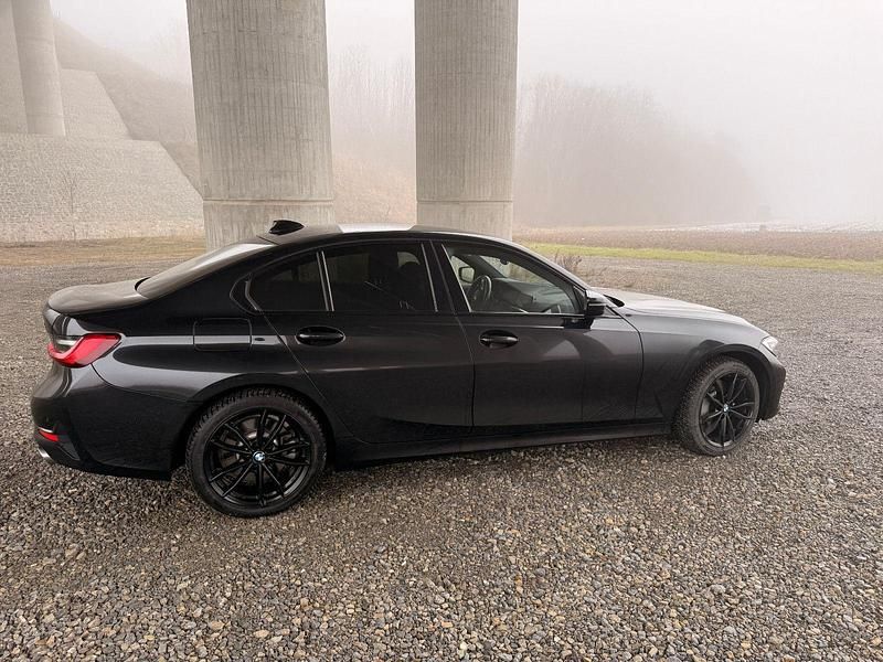 Gebraucht BMW 330e Sport Line 292 PS (214 kW) 2020 Schwarz Limousine