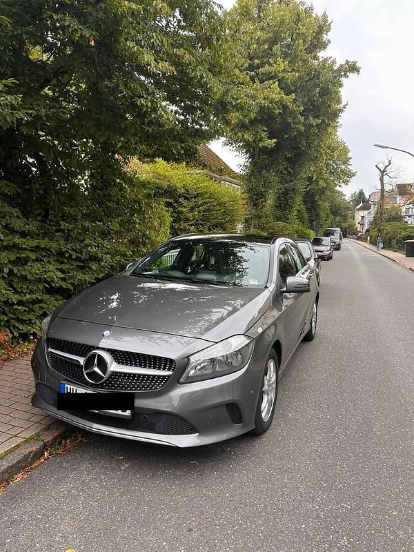 Grau Gebraucht 2016 Mercedes A180 Style Kleinwagen | 13.500 € (Fairer Preis) - Bild 1/4
