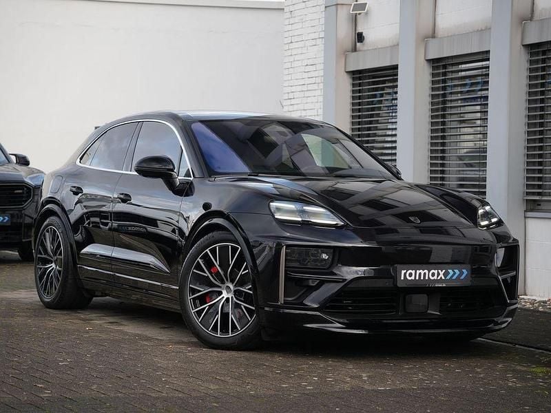 Gebraucht Porsche Macan Turbo 469 kW (639 PS) 2025 Tiefschwarz met. SUV