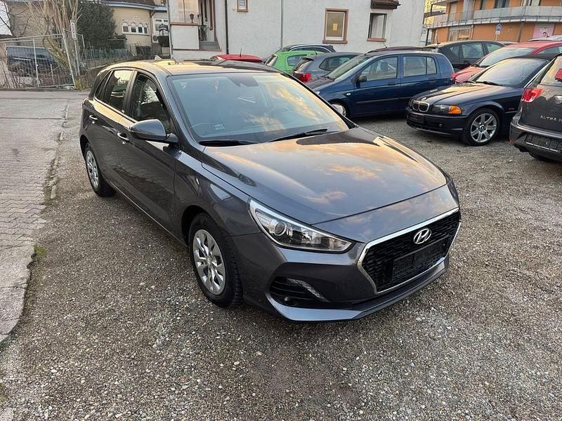 Grau Gebraucht 2020 Hyundai i30 Pure Limousine | 13.400 € (Superpreis) - Bild 1/4