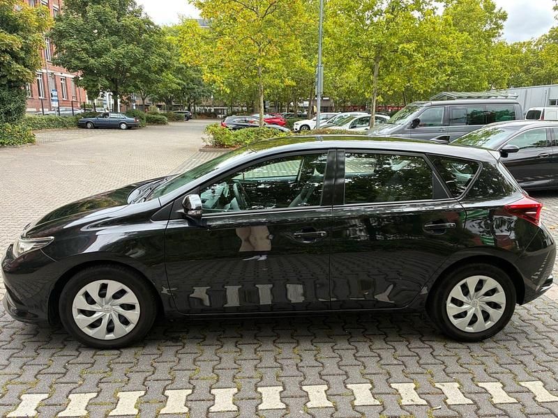 Schwarz Gebraucht 2016 Toyota Auris Design Limousine | 9.500 € (Guter Preis) - Bild 1/4