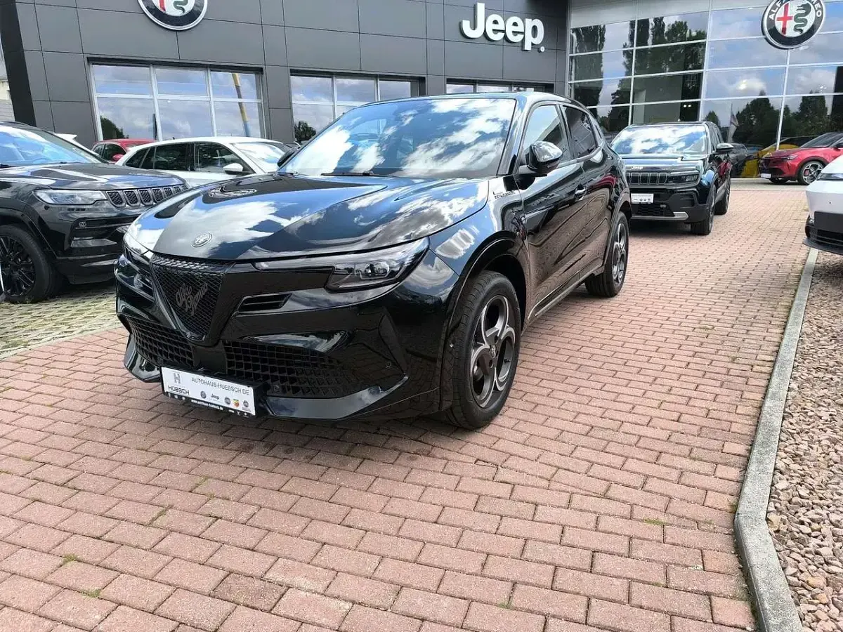Neu Alfa Romeo Junior Edizione Speciale 145 PS (106 kW) 2026 Schwarz SUV