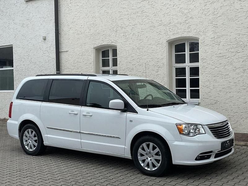 Weiß Gebraucht 2016 Chrysler Town & Country Van / Kleinbus | 17.499 € - Bild 1/4