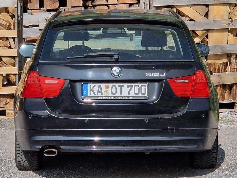 Gebraucht BMW 318 143 PS (105 kW) 2012 Schwarz Kombi