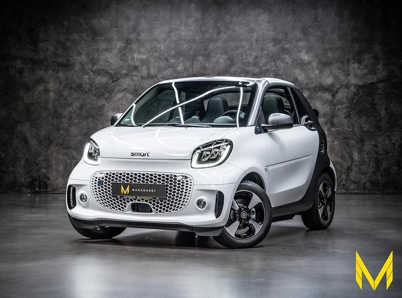 Weiß Gebraucht 2024 Smart ForTwo Electric Drive Passion Cabrio | 19.444 € (Teuer) - Bild 1/4