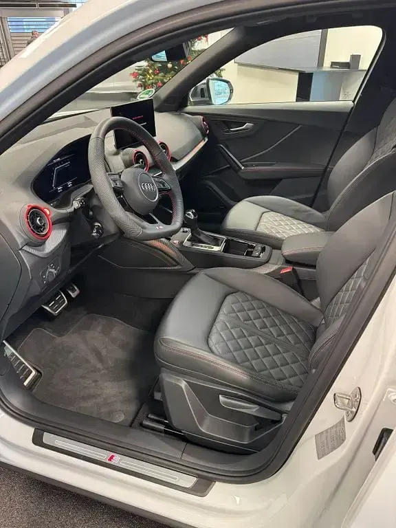 Gebraucht Audi SQ2 Sport 300 PS (220 kW) 2025 Weiß SUV