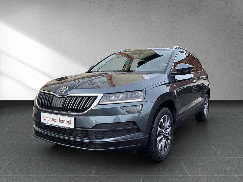 Quarzgrau metallic (metallic) Gebraucht 2020 Skoda Karoq Drive SUV | 24.990 € (Fairer Preis) - Bild 1/4