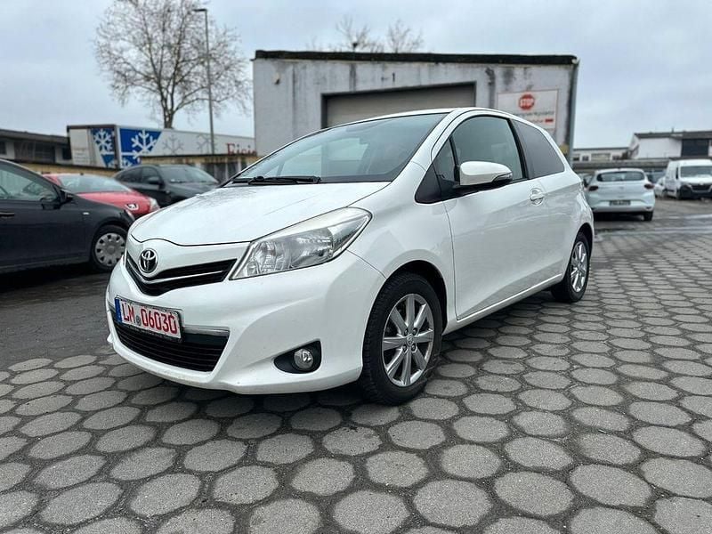 Weiß Gebraucht 2012 Toyota Yaris Cool Kleinwagen | 2.599 € (Fairer Preis) - Bild 1/4