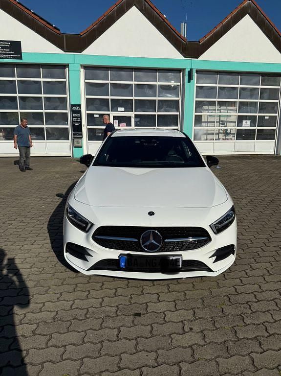 Weiß Gebraucht 2021 Mercedes A250 AMG Limousine | 28.200 € (Fairer Preis) - Bild 1/4