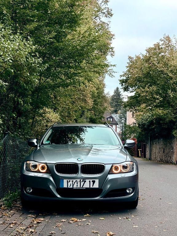 Grau Gebraucht 2009 BMW 320 Kombi | 5.700 € (Fairer Preis) - Bild 1/4