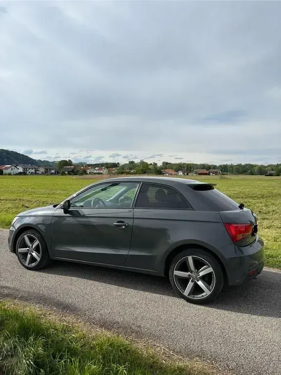 Gebraucht Audi A1 90 PS (66 kW) 2015 Grau Kleinwagen