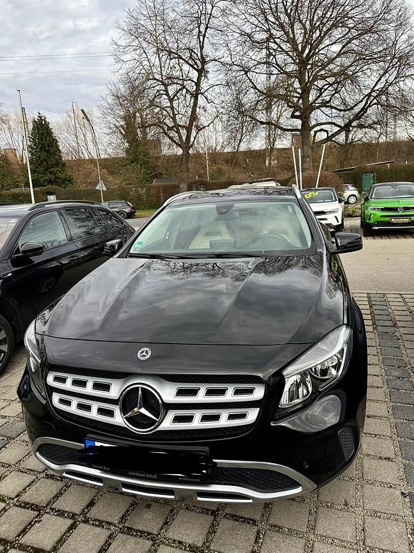 Schwarz Gebraucht 2017 Mercedes CLA200 Limousine | 14.900 € (Fairer Preis) - Bild 1/4