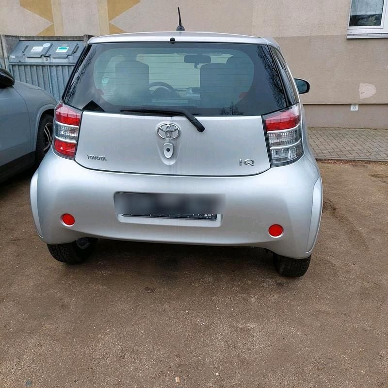 Gebraucht Toyota iQ 68 PS (50 kW) 2009 Silber Kleinwagen