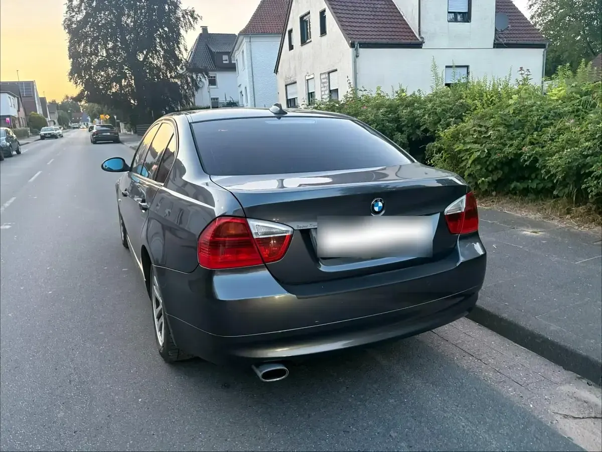 Gebraucht BMW 318 143 PS (105 kW) 2008 Grau Limousine