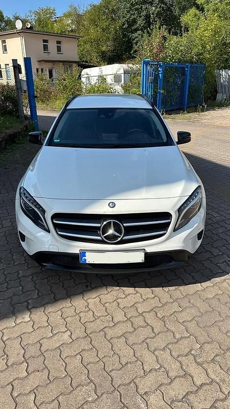 Weiß Gebraucht 2017 Mercedes GLA200 Night SUV | 9.500 € (Superpreis) - Bild 1/4