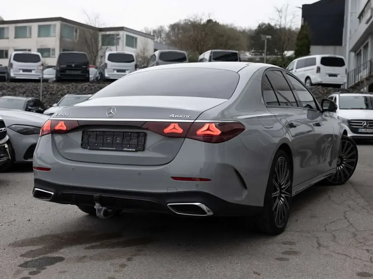 Gebraucht Mercedes E450 AMG 367 PS (269 kW) 2025 Manufaktur lack manufaktur alpingrau uni Limousine