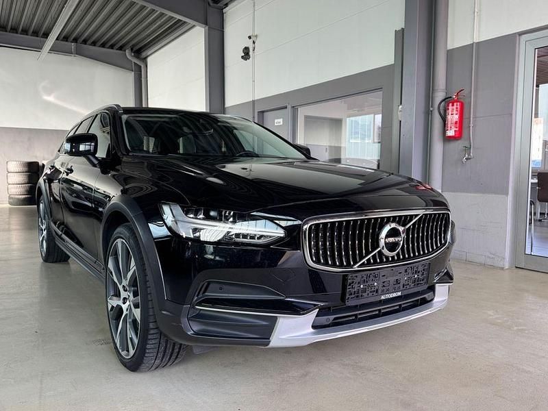 Onyx black / metallic Gebraucht 2019 Volvo V90 CC Kombi | 28.900 € (Fairer Preis) - Bild 1/4