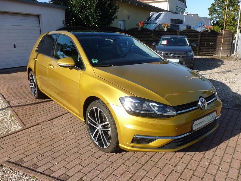 Gelb Gebraucht 2017 VW Golf VII Comfortline Limousine | 17.900 € (Fairer Preis) - Bild 1/4