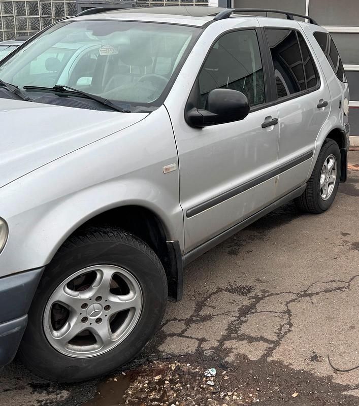 Gebraucht Mercedes ML320 214 PS (157 kW) 2002 Silber SUV