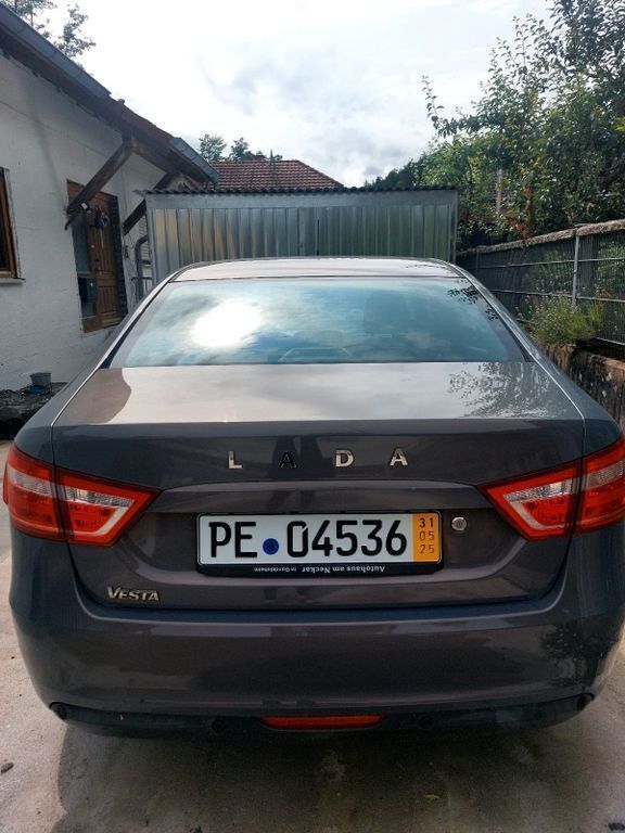 Grau Gebraucht 2017 Lada Vesta Limousine | 4.788 € (Superpreis) - Bild 1/4