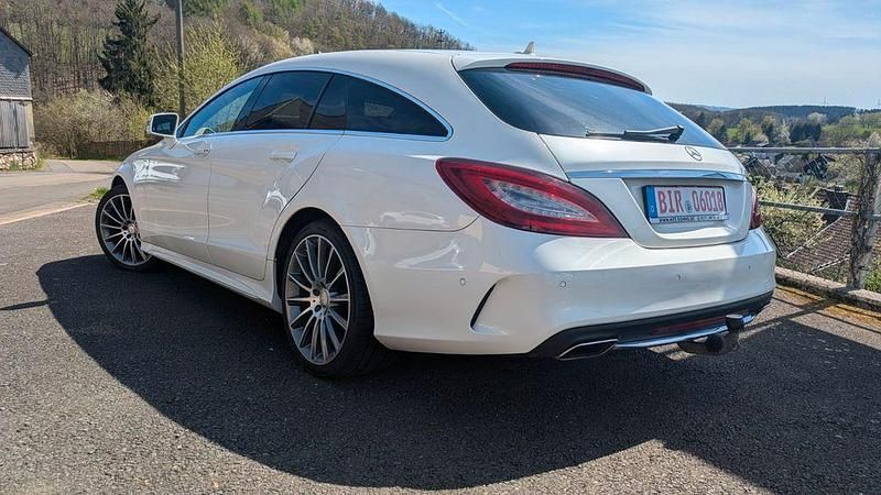 Weiß Gebraucht 2015 Mercedes CLS220 Shooting Brake AMG line Kombi | 27.450 € - Bild 1/4