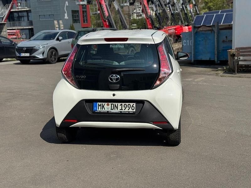 Gebraucht Toyota Aygo 69 PS (50 kW) 2017 Weiß Kleinwagen