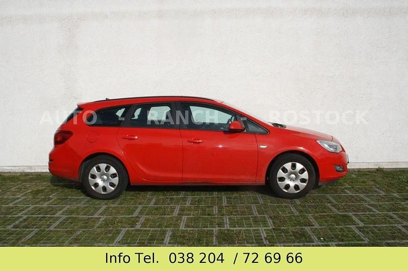 Gebraucht Opel Astra Edition 110 PS (80 kW) 2012 Rot Kombi