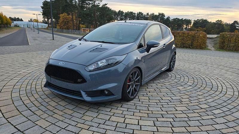 Grau Gebraucht 2016 Ford Fiesta ST Kleinwagen | 15.999 € - Bild 1/4