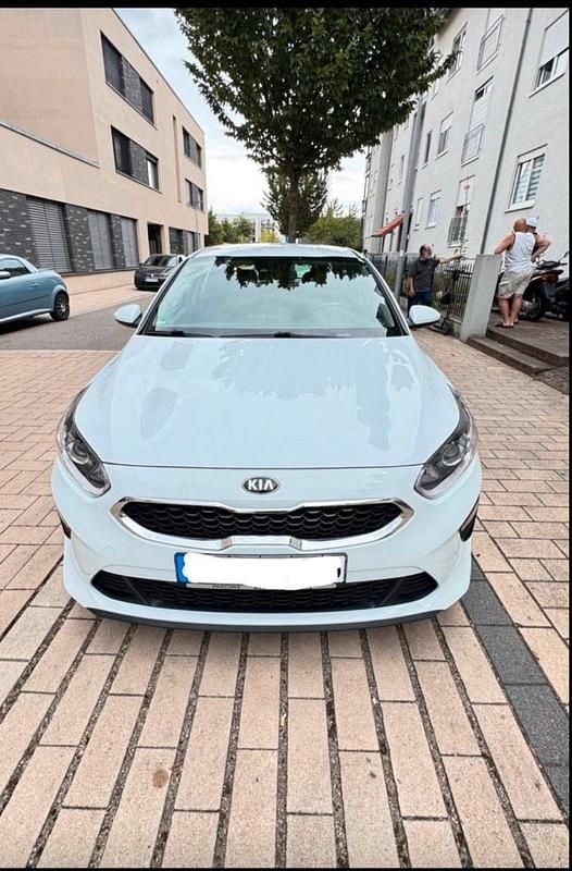 Weiß Gebraucht 2020 Kia Ceed Edition 7 Kleinwagen | 12.500 € (Fairer Preis) - Bild 1/4