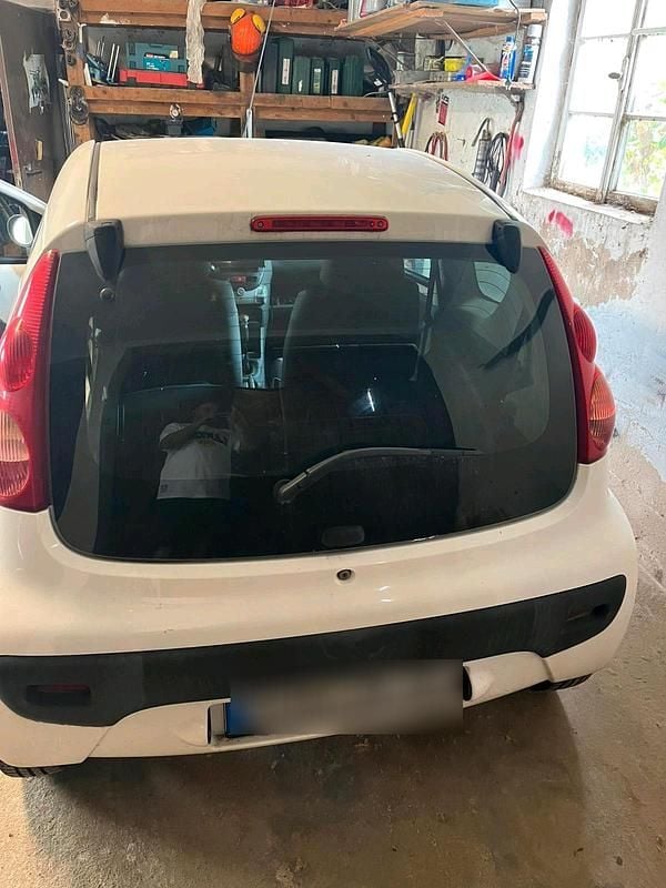 Weiß Gebraucht 2008 Peugeot 107 Kleinwagen | 2.500 € (Fairer Preis) - Bild 1/4