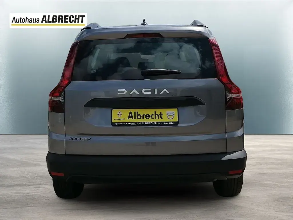 Neu Dacia Jogger Essentiel 101 PS (74 kW) 2025 Grau Van / Kleinbus