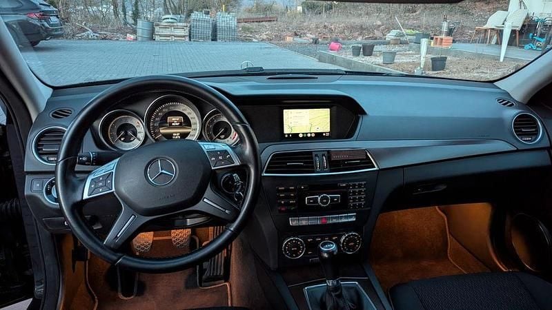Gebraucht Mercedes C180 Elegance 156 PS (114 kW) 2013 Schwarz Limousine