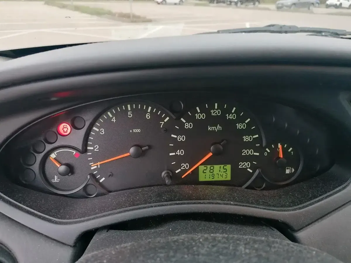 Używany Ford Focus 101 KM (74 kW) 2001 Srebrny Hatchback