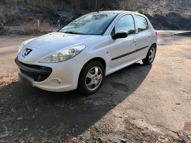 Gebraucht Peugeot 206+ 75 PS (55 kW) 2010 Weiß Kleinwagen