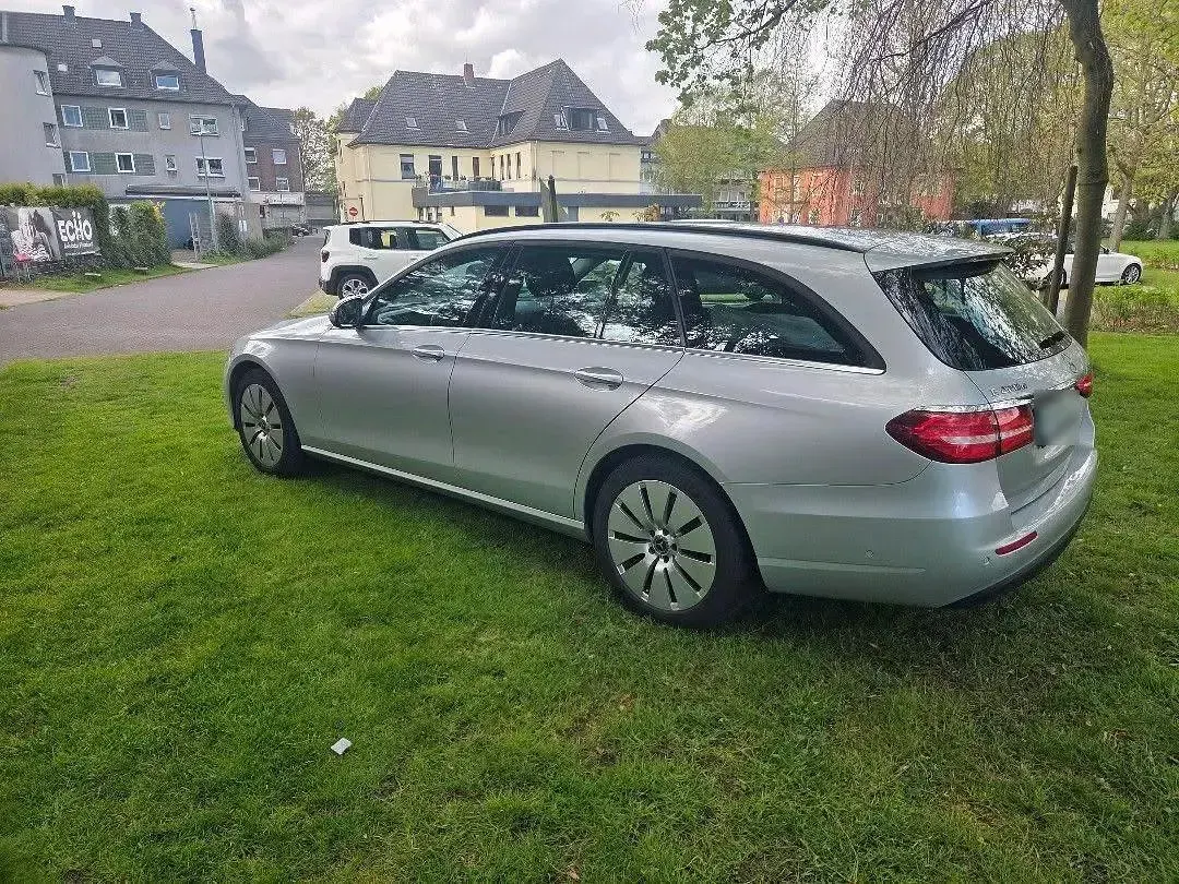 Gebraucht Mercedes E220 194 PS (142 kW) 2017 Silber Kombi
