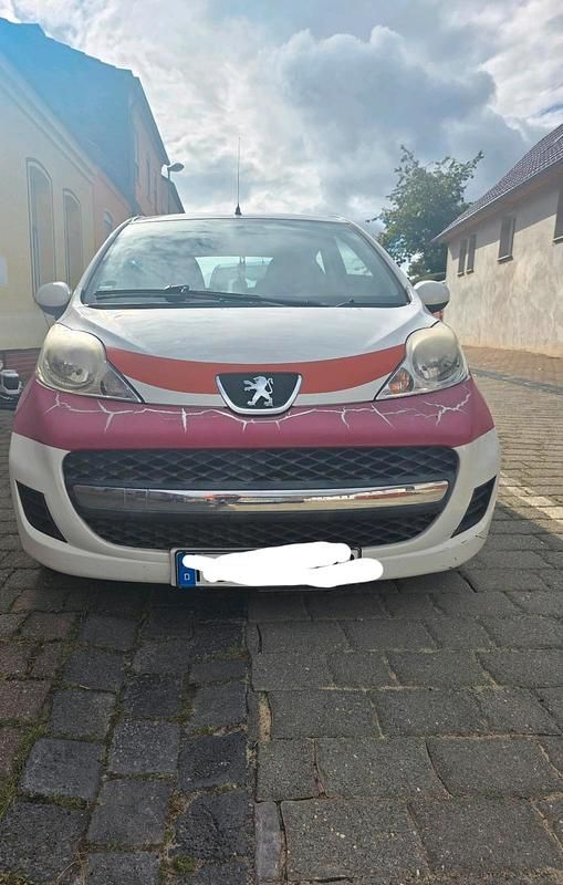 Weiß Gebraucht 2010 Peugeot 107 Kleinwagen | 1.900 € (Guter Preis) - Bild 1/4