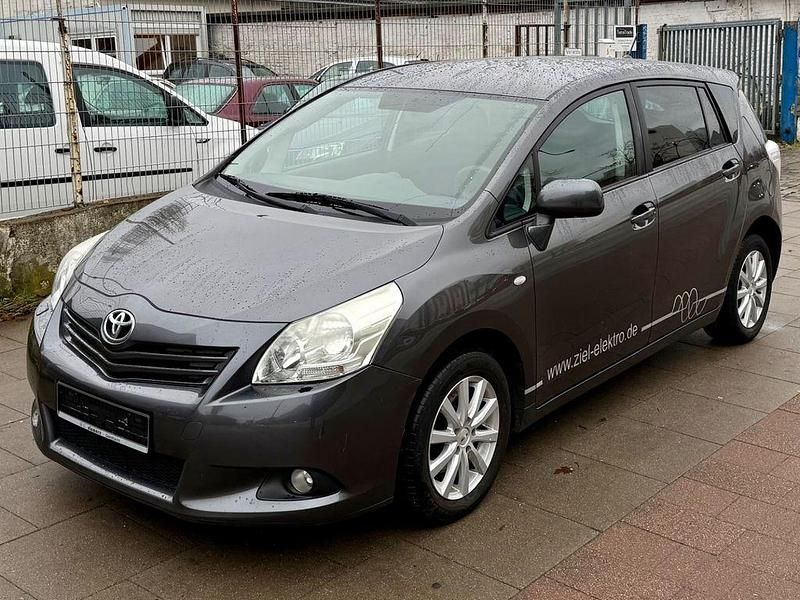 Gebraucht Toyota Verso Travel 147 PS (108 kW) 2012 Silber Van / Kleinbus