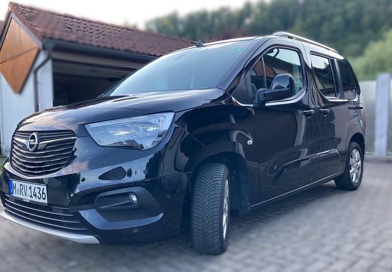 Schwarz Gebraucht 2022 Opel Combo Ultimate Van / Kleinbus | 22.800 € (Fairer Preis) - Bild 1/4