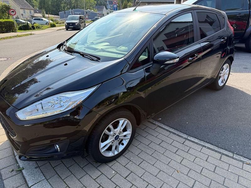 Schwarz Gebraucht 2017 Ford Fiesta Celebration Kleinwagen | 7.499 € (Guter Preis) - Bild 1/4