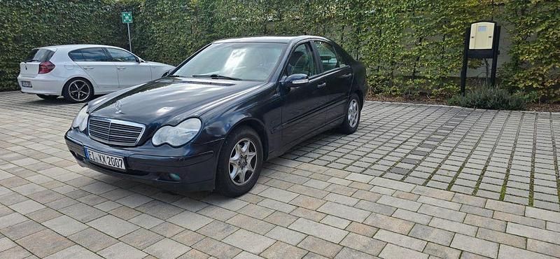 Blau Gebraucht 2001 Mercedes C180 Classic Limousine | 2.499 € (Fairer Preis) - Bild 1/4