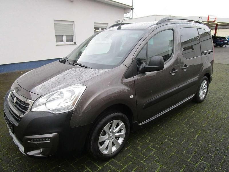 Lackierung moka/metalliclacki Gebraucht 2018 Peugeot Partner Outdoor Van / Kleinbus | 13.990 € (Fairer Preis) - Bild 1/4