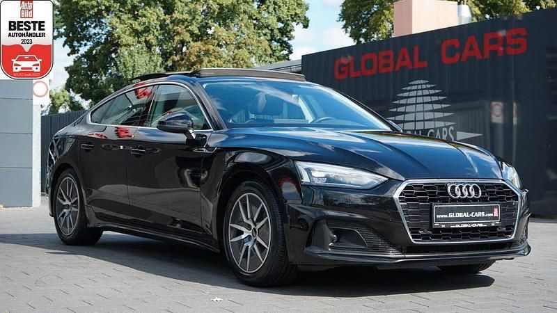 Brillantschwarz (metallic) Gebraucht 2022 Audi A5 Sportback Business Limousine | 26.885 € (Superpreis) - Bild 1/4