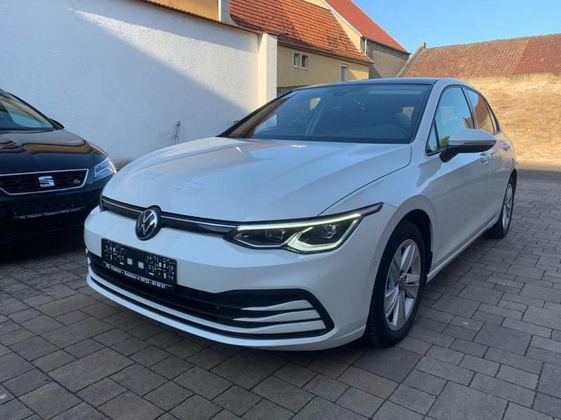 Weiß Gebraucht 2020 VW Golf VIII Life Limousine | 22.990 € (Etwas zu teuer) - Bild 1/4