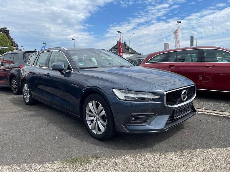 Blau Gebraucht 2020 Volvo V60 Momentum Kombi | 22.860 € (Guter Preis) - Bild 1/4