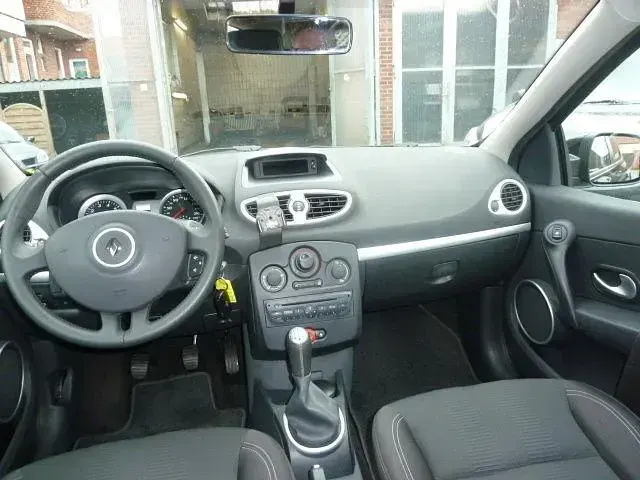Gebraucht Renault Clio GrandTour Dynamique 101 PS (74 kW) 2010 Schwarz Kombi