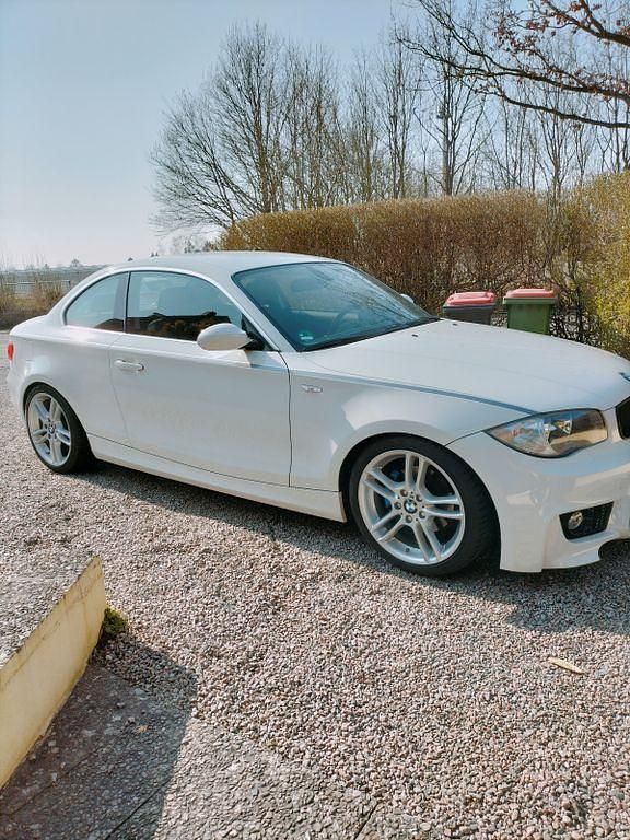 Weiß Gebraucht 2008 BMW 125 Performance Kleinwagen | 15.700 € (Fairer Preis) - Bild 1/4