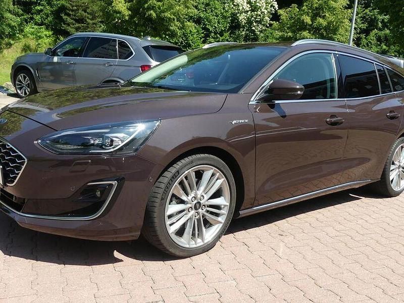 Braun (metallic) Gebraucht 2019 Ford Focus Vignale Kombi | 19.990 € (Fairer Preis) - Bild 1/4