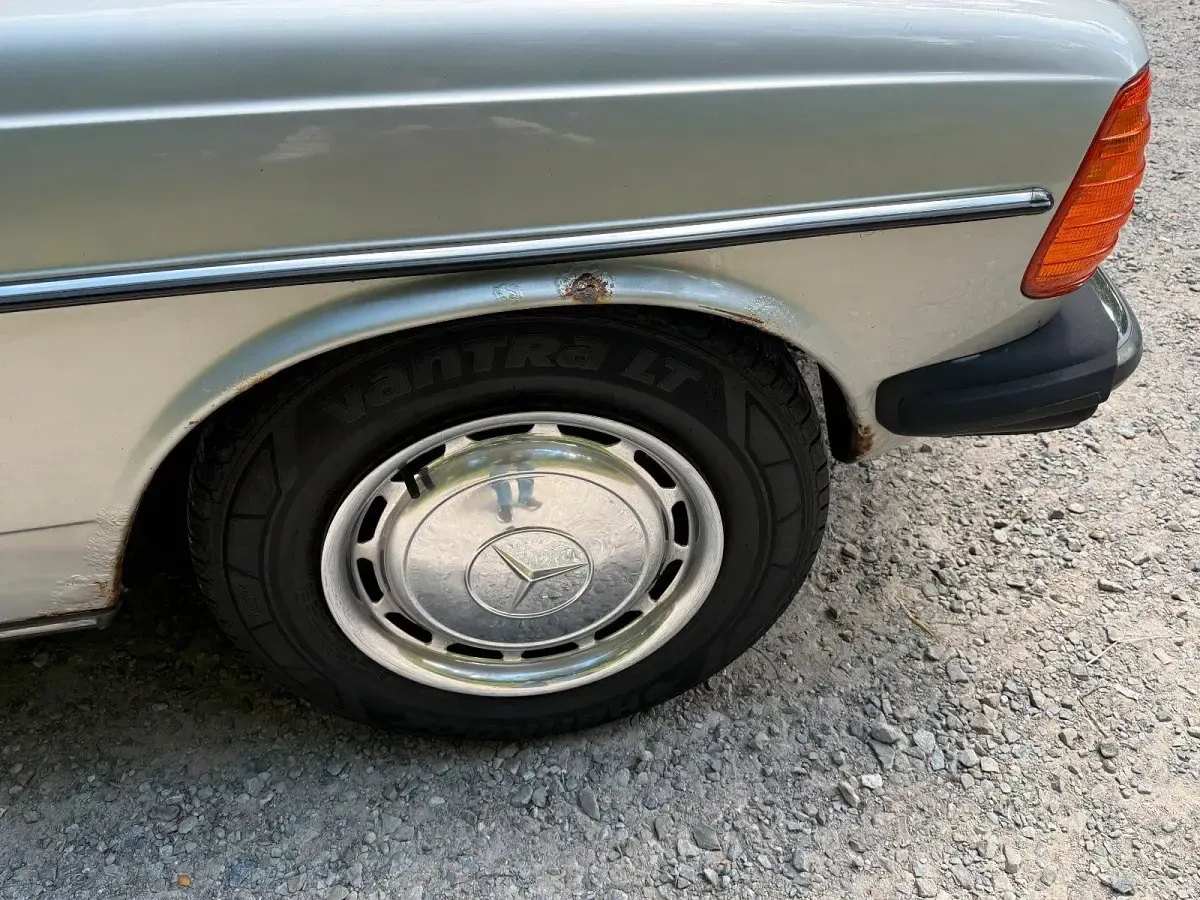 Gebraucht Mercedes 230 130 PS (95 kW) 1984 Silber