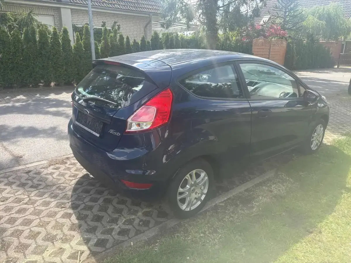 Gebraucht Ford Fiesta Ambiente 60 PS (44 kW) 2015 Blau Kleinwagen